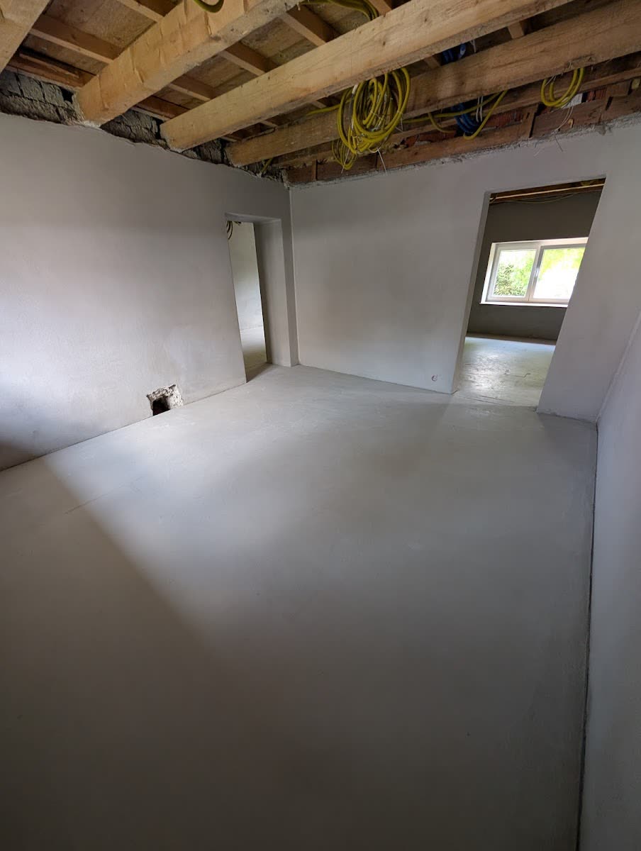 Estrich in einem Altbau mit offener Holzbalkendecke