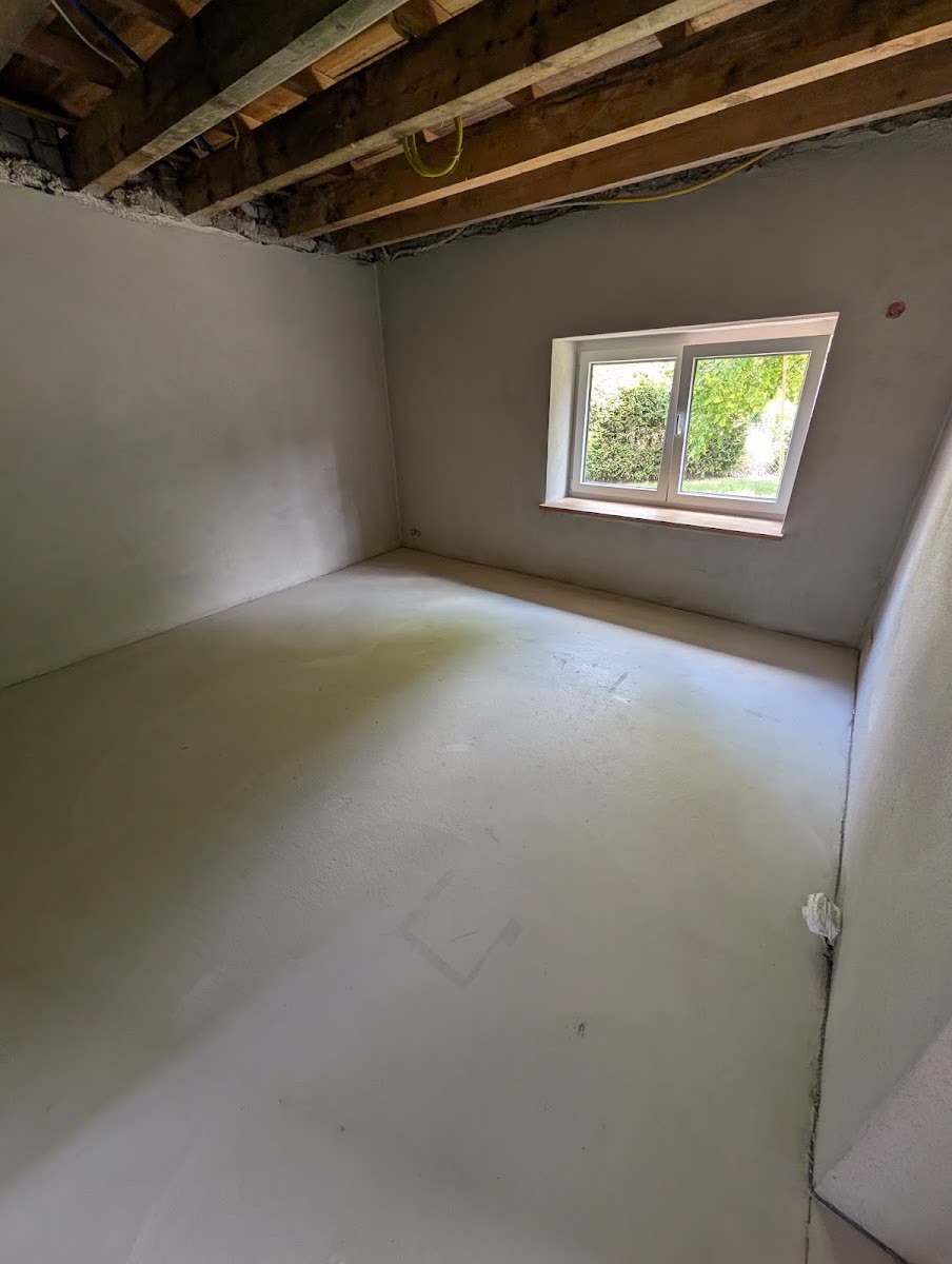 Altbau-Zimmer mit neuem Estrich