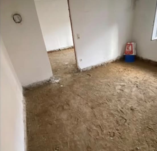 Wohnraum bei der Kernsanierung vorher